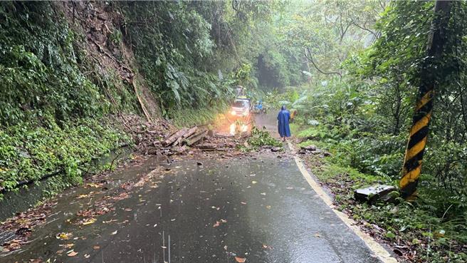 竹崙路與竹崙路156巷口續行竹崙路約1公里處，發生落石意外。（三峽警分局提供）