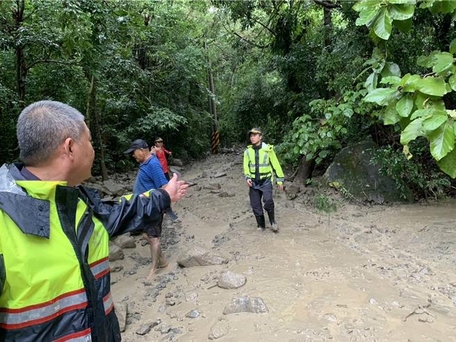 受低气压影响，高雄市六龟区光明巷今日下午2时37分许，因受强降雨影响造成土石流，警消获报立即到场协助居民撤离，总共撤离人数17人，依亲11人，尚有6人尚待确认是否要依亲或收容经撤离7人，无人员受困、全员平安。（高雄市警方提供／林雅惠传真）