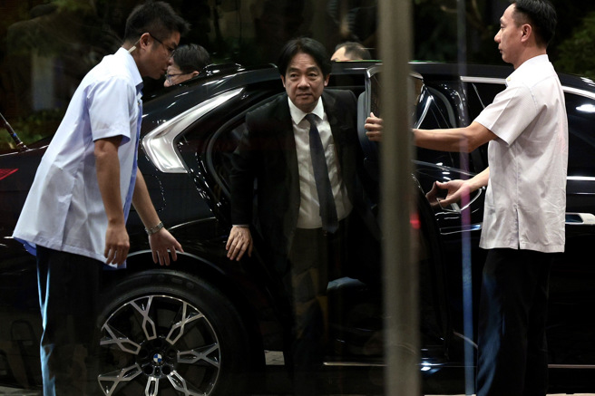 賴清德總統20日在台北福華大飯店宴請黨籍立委，在行政院長卓榮泰、總統府祕書長潘孟安、民進黨立院黨團總召柯建銘等陪同下進入會場。（郭吉銓攝）