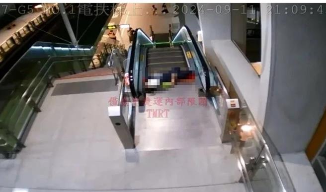 中捷公司許姓副站長11日晚間昏倒在手扶梯上，公司員工爆料他躺了3分鐘才被發現。（民眾提供）