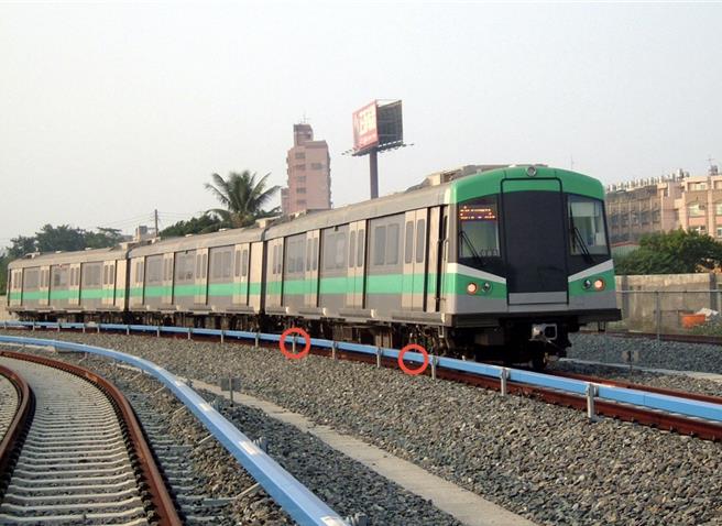 高捷公司找到R24車站以北下行路段有第三軌脫落，導致列車行經讓集電靴損壞。高捷列車集電靴位置與第三軌示意圖（軌道旁藍色範圍即為第三軌護蓋）。（高捷公司提供）