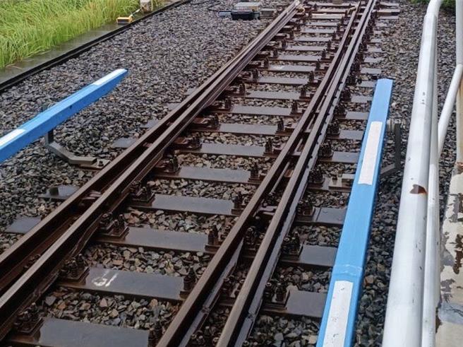 高捷8列車行經脫落第三軌，導致列車上集電靴出現撞擊損壞。第三軌示意圖，位於藍色護蓋內。（高捷公司提供）