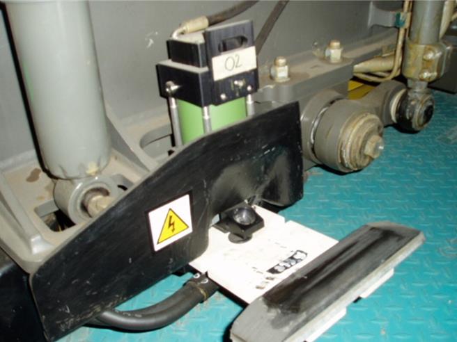 高捷8列車行經脫落第三軌，導致列車上集電靴出現撞擊損壞。圖為正常集電靴示意圖。（高捷公司提供）