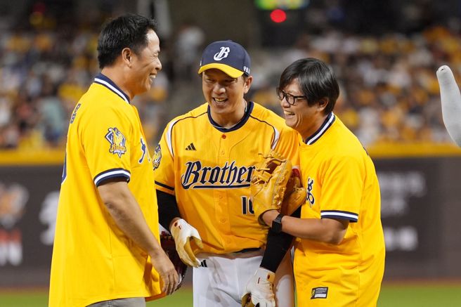 中华职棒中信兄弟队22日在台北大巨蛋举行「The Last Together 周思齐引退赛」，赛前开球仪式请来前兄弟象投手吴俊亿（右）、捕手陈瑞昌（左）担任开球投捕搭檔，周思齐（中）担任打者。（黄世麒摄）