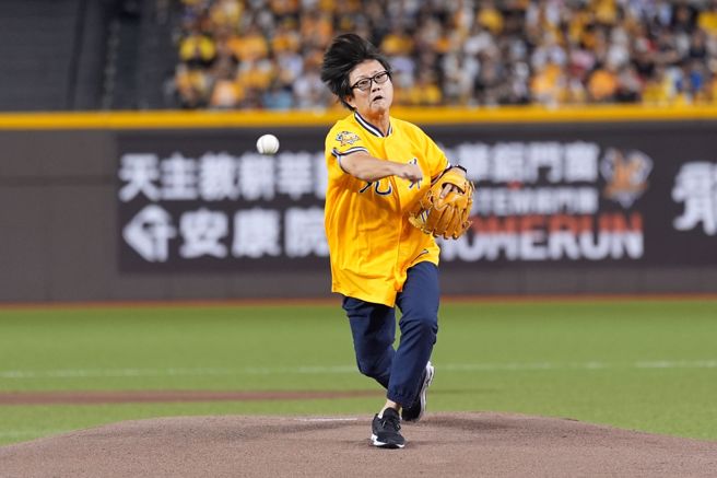 中华职棒中信兄弟队22日在台北大巨蛋举行「The Last Together 周思齐引退赛」，赛前由前兄弟象投手吴俊亿担任开球投手。（黄世麒摄）