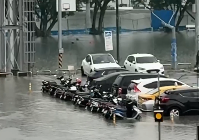 北市百齡橋下停車場「水淹半顆輪胎高」。（圖／翻攝自Threads、網友huuiyaaa授權提供）