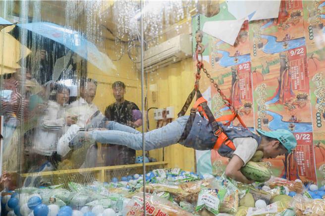 水上鄉長林緗亭也上陣親自示範，吸引大批民眾圍觀。（呂妍庭攝）