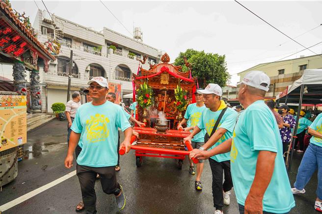 嘉義縣水上鄉公所今(22日)與龍德村龍德宮共同舉辦「水上香火祭・龍德啟程」，即使雨下個不停，仍澆不熄民眾熱情，吸引近3500人參與。（蔡易餘服務處提供／呂妍庭嘉義傳真）