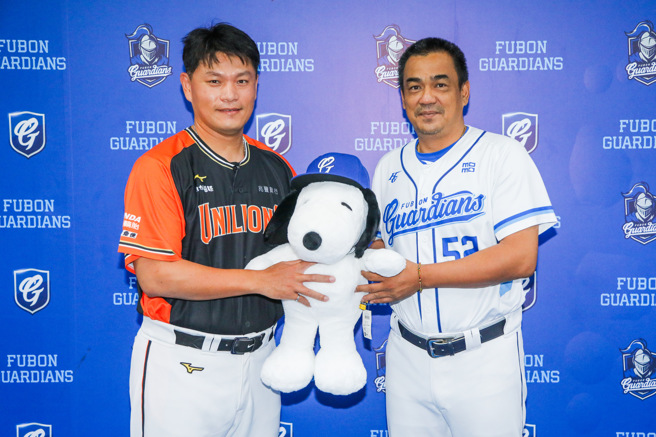 富邦悍將總教練陳金鋒（右）代表送上史努比玩偶給統一獅潘威倫（左）。（富邦悍將提供）