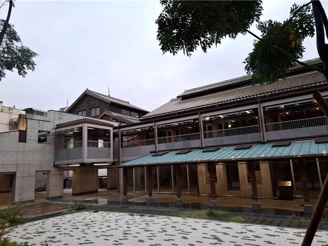 台中市定古蹟「潭子农会谷仓」，为保存及维护文化资产，中央携手地方耗资1亿7000万元，于2020年9月动工修復，文化资产处22日指出，预计10月交给潭子区农会点交，将公开招商委外营运。（张妍溱摄）