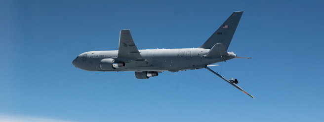KC-46是美军新一代的加油机，却因开发时间延宕、视觉系统技术不成熟、油箱里有不明的塑胶碎片，遭到美国空军的控告违约，也使得这笔大订单非但没有获利，反而亏损。(图/美国空军)