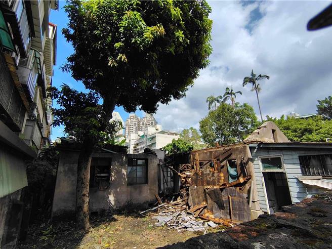 台大研究生協會今天指控校方突然拆除曹永和故居。（林繼勝提供／林志成台北傳真）