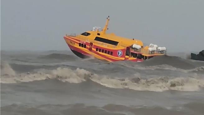 往返东港、小琉球的航线因风浪过大一度停航，10点后復航，但风浪让交通船有如游乐场「海盗船」一般剧烈摇晃。（民眾提供／罗琦文屏东传真）