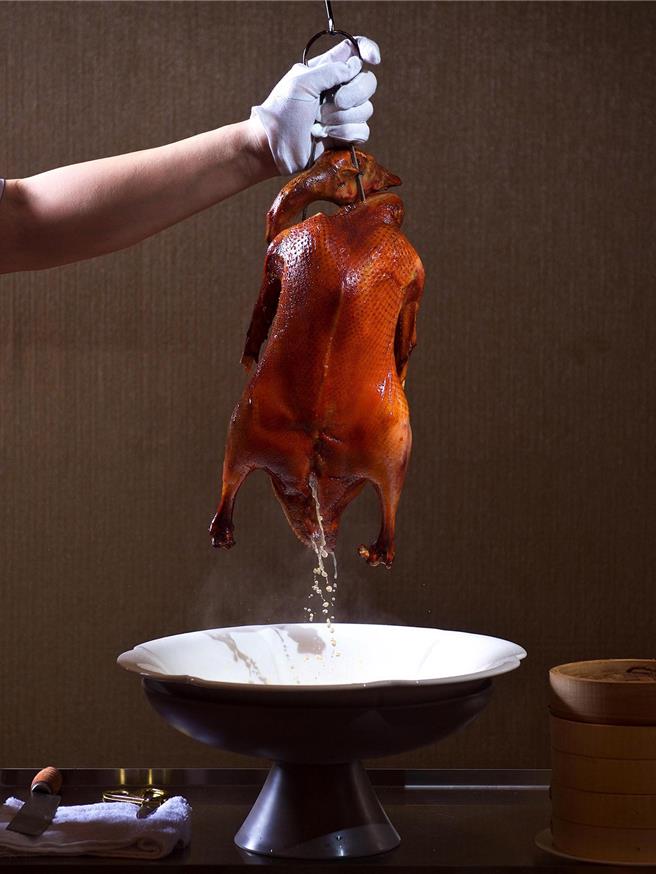 「潮品集．潮坊」將饕客最愛的火焰瀨尿燒鵝納入尾牙春酒菜單中，讓食客們盡興狂歡。（潮品集．潮坊提供／吳娮翎台北傳真） 