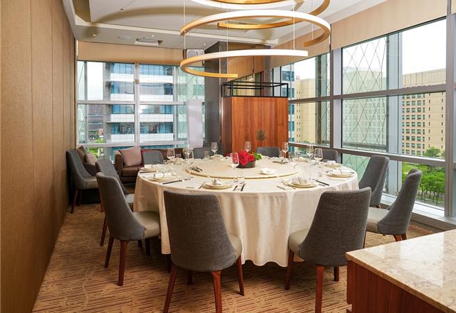 信義區鄰近市府捷運站的「潮品集．潮坊」主打「精緻微型尾牙春酒」擁有多面採光及獨立洗手間的包廂備具隱密性，2桌即可成行。（潮品集．潮坊提供／吳娮翎台北傳真） 