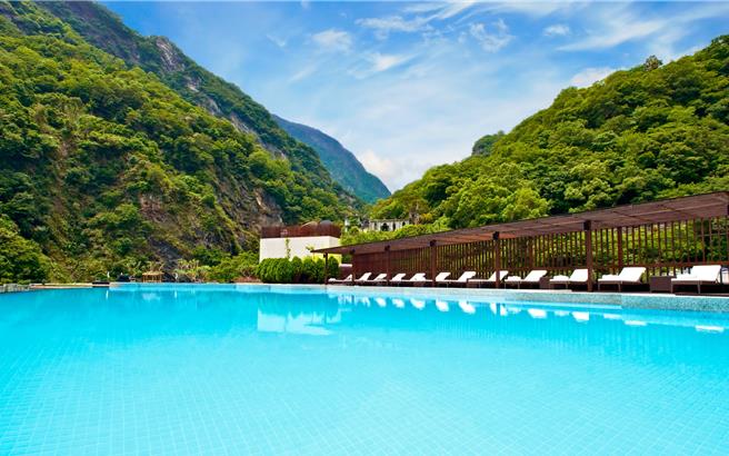 太鲁阁晶英酒店顶楼的无边际峡谷泳池能够饱览峡谷美景。（太鲁阁晶英酒店提供）