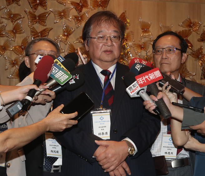 卫福部长邱泰源（中）22日出席「基层医疗协会理监事会议暨医师联谊晚宴」，并于会前受访。（刘宗龙摄）