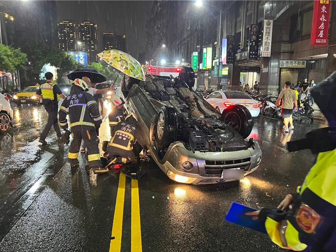 新北市新庄区晚间发生翻车事故，消防队获报后到现场救援。（消防局第二大队提供）