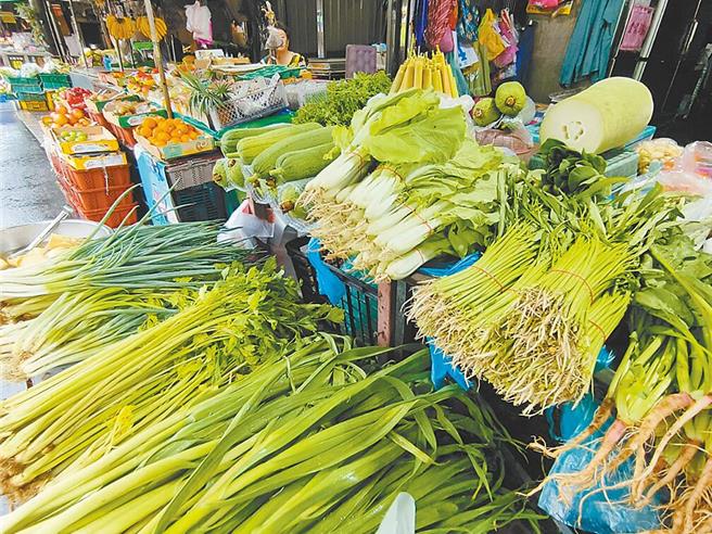 受熱帶性低氣壓連日豪雨影響，北農22日整體買氣下降。（本報資料照片）