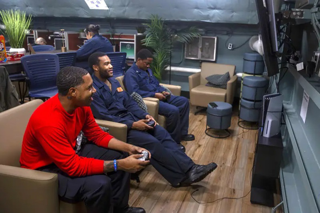 林肯號的水手平均年齡在18~24歲，年輕人喜歡打電動，在休息的時候是個不錯的休閒活動。(圖/USO)