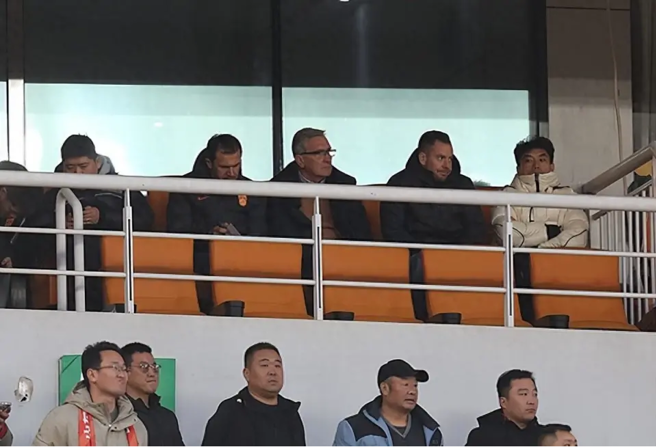 一度传出可能被换下的大陆国足主教练伊万科维奇（上排右3）21日晚间突现身济南奥体中心体育场考察中超联赛，意味着伊万将继续留任大陆国足主帅。（图／腾讯网）
