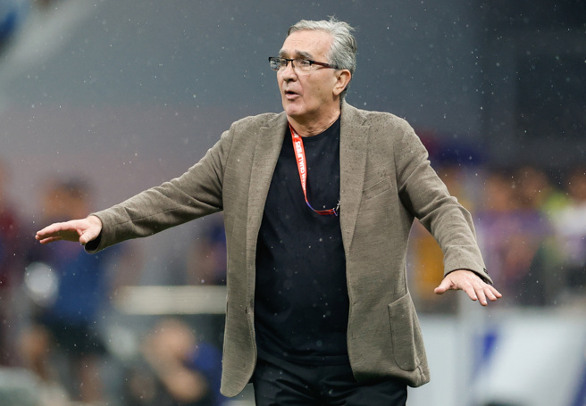 大陆国足主教练伊万科维奇在国足以0:7惨败日本队后传出可能被撤换。（图／新华社）　