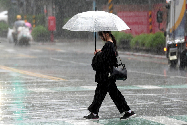 明日西半部、東北部不定時有短暫陣雨跟雷雨，其他地區多雲，午後有局部短暫雷陣雨，桃園以北、宜花地區有局部大雨或豪雨，中南部及其他山區有較大雨勢。（示意圖／記者黃世麒攝）