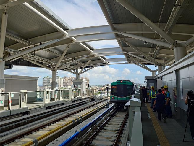 高雄捷运受轨道电力影响，世运站以北停驶12小时抢修，影响时间已超过2022年全台303大停电造成的最长营运中断纪录。高捷列车示意图。（任义宇摄）