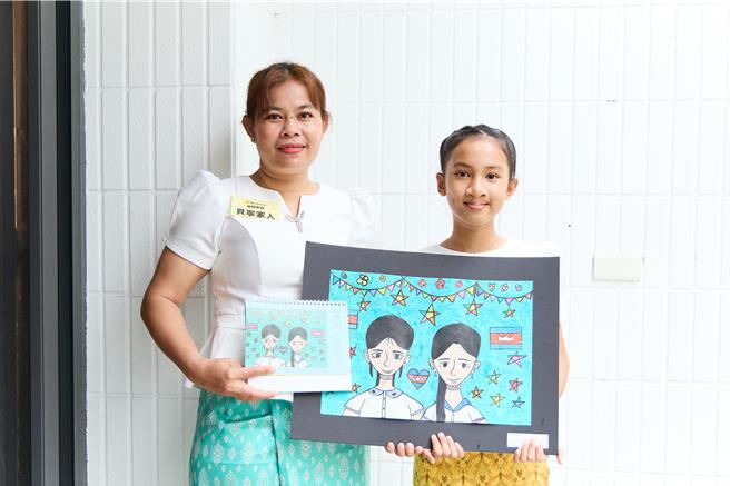 12岁唇腭裂柬埔寨女孩杨贝寧与妈妈穿传统高棉服务出席领奖。（罗慧夫颅顏基金会提供）