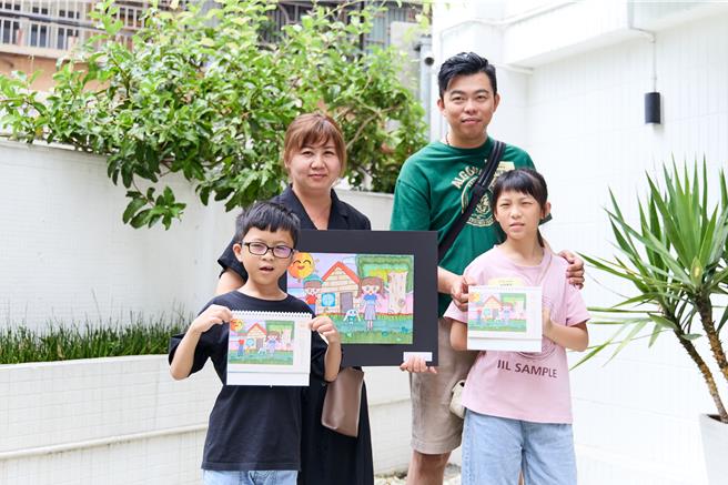 8岁金门的小耳症男孩欣橙获奖，一家四口特地来台感谢基金会。（罗慧夫颅顏基金会提供）