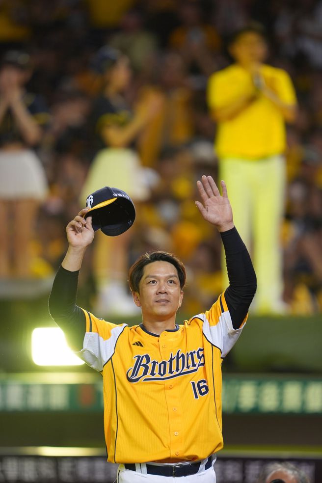 中華職棒中信兄弟隊22日在台北大巨蛋舉行「The Last Together 周思齊引退賽」，比賽結束後，周思齊向滿場球迷脫帽揮手致意。（黃世麒攝）