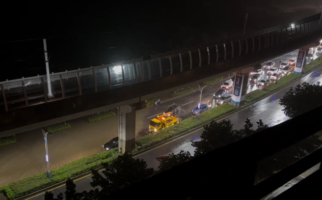 淡水淡金路变成滚滚泥河，3车道遭泥水淹没，多辆车受阻无法通过。（图／翻摄自记者爆料网）