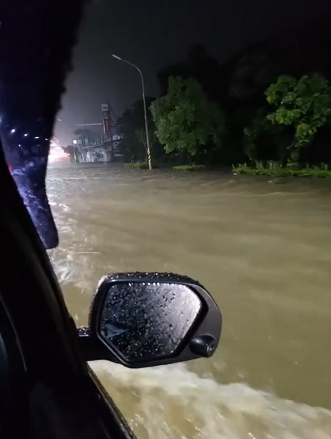 淡水淡金路变成滚滚泥河，3车道遭泥水淹没，不过还有驾驶开车惊险通过。（图／民眾提供）