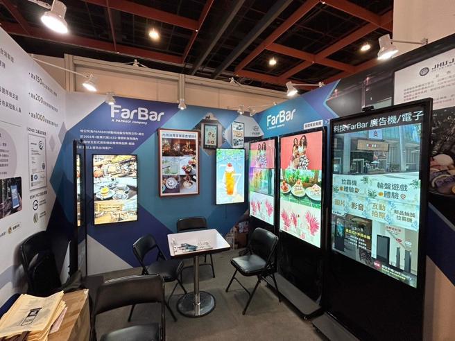 台北世贸9月秋季加盟展，(9/20)第一天开始，邀请民眾前来体验发霸科技的互动式广告机。图/业者提供