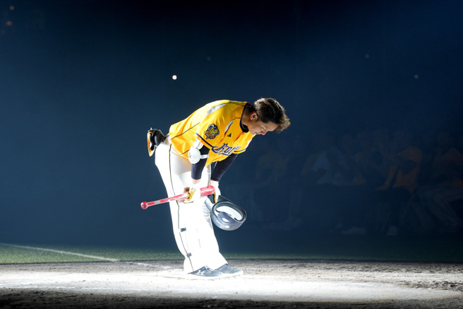 中華職棒中信兄弟隊22日在台北大巨蛋舉行「The Last Together 周思齊引退賽」，周思齊在引退儀式上以「象圈圈」儀式，和隊友一起向全場球迷致意。（黃世麒攝）