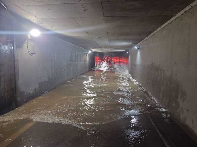 汐止新台五路一段机车专用道积淹水。（翻摄脸书汐止联盟）