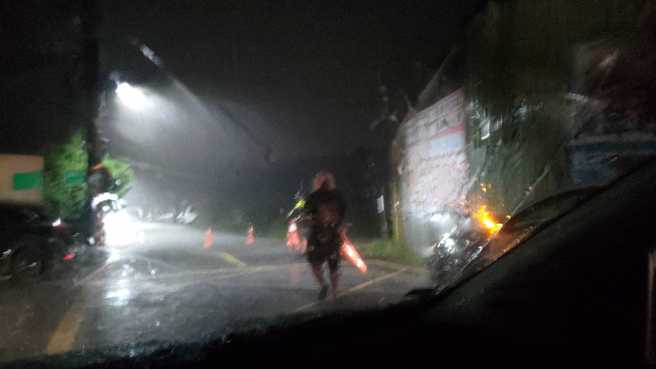 汐止汐万路二段淹水紧急封路。（翻摄脸书汐止联盟）