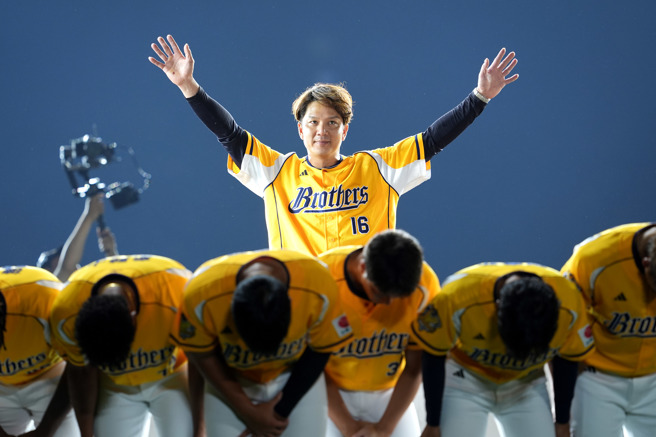 中华职棒中信兄弟队22日在台北大巨蛋举行「The Last Together 周思齐引退赛」，周思齐在引退仪式上以「象圈圈」仪式，和队友一起向全场球迷致意。（黄世麒摄）