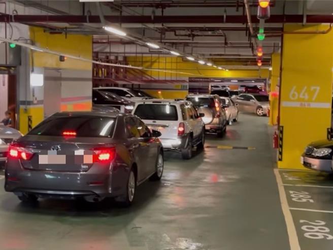 高雄义享天地22日再传出停车场大塞车，前往购物、用餐的车主受困近2小时，大家怨声载道。（翻摄网路社群Thread／郭良杰高雄传真）