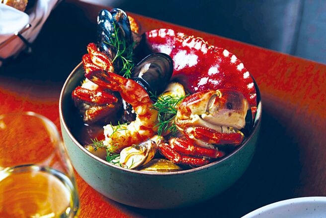 國泰飯店觀光事業旗下慕軒飯店二樓GUSTOSO義大利餐廳即日起推「南義海味巡禮」，利古里亞海鮮燉湯520元。圖／慕軒飯店提供