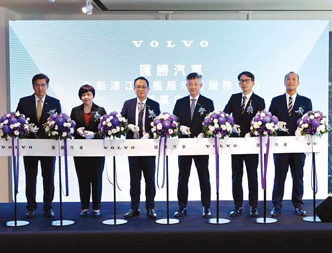 VOLVO台北濱江展示暨服務中心正式開幕，特別邀請國際富豪汽車通路暨事業發展處總監呂理鴻（左起）、國際富豪汽車財務長蔡濰鍹、國際富豪汽車總裁陳立哲、匯勝汽車董事長蔡奇峯、匯勝汽車北區副總經理黃律維、匯勝汽車南區總經理曾長鋒先生一齊到場進行剪綵開幕儀式。圖／業者提供
