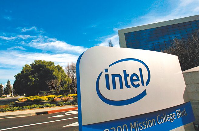如果英特尔能成功获得白宫拨款，将有可能就在晶片代工业务上再搏一搏，尝试单车变摩托，而不至于因财务压力将其拆分或者出售。图为加州英特尔公司总部。（路透）
