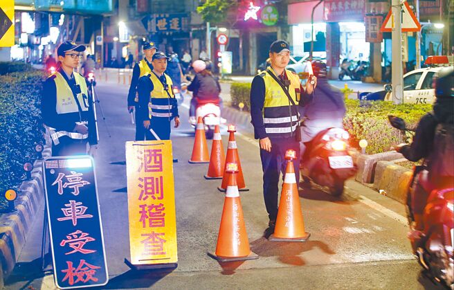 台中酒驾累犯82人名单被公布，其中14人已违规3次以上。图为警方执行酒测拦检。（本报资料照片）