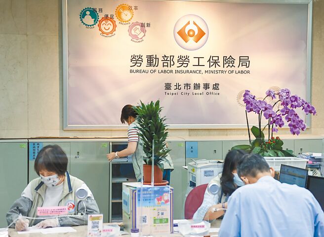 2025年劳保基金将持续收不抵支，规模扩大至849亿元。（本报资料照片）