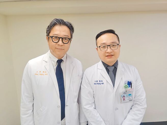 一位是臨床資歷超過20年的副院長（左），一位是今年初出茅廬的主治醫師（右），兩人都有著響亮的單名「王偉」，目前都在北醫附醫服務。（王家瑜攝）