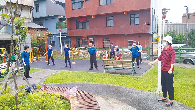 社區居民一早在公園練習拍打功，培養健康身心。（萬里區公所提供／張鎧乙新北傳真）