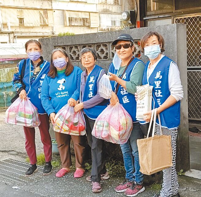 萬里社區發展協會志工發放愛心物資給弱勢家庭。（萬里區公所提供／張鎧乙新北傳真）