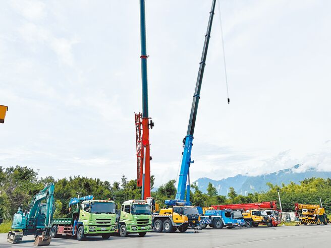 花蓮縣重機械防災協會特殊救援隊21日成軍，現場展示多輛重機械，總值上億元，成救災利器。（王志偉攝）