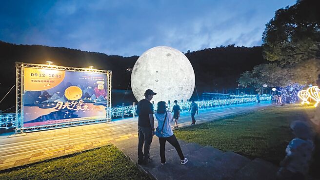 宜蘭縣冬山鄉公所今年在梅花湖風景區舉辦「月亮什麼冬冬」，活動亮點巨型月球在中秋節當天破損，現已修復完成。（冬山鄉公所提供／李忠一宜蘭傳真）