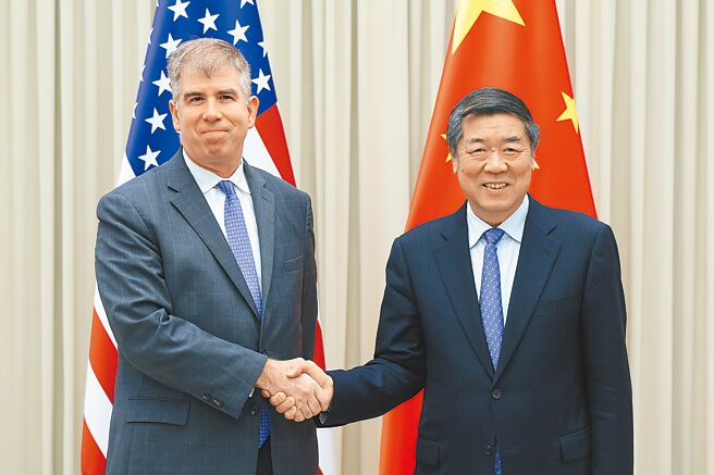 大陸國務院副總理、中美經貿中方牽頭人何立峰20日在北京會見美國財政部副部長夏包一行。（新華社）